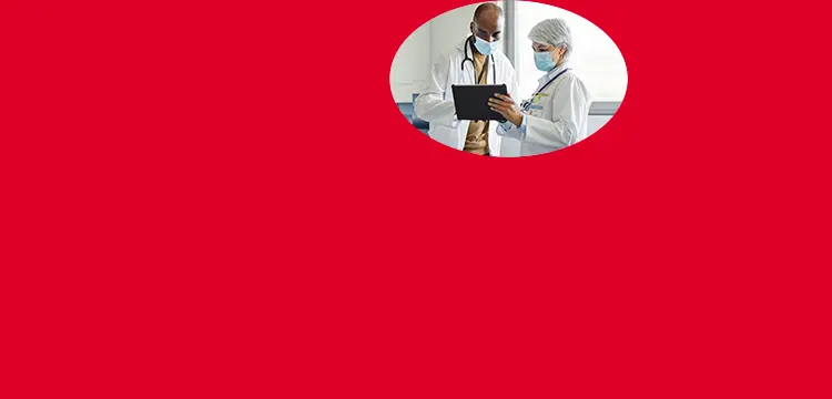 Banner oficial Bradesco Seguros do plano de saúde para MEI com médicos consultando um tablet