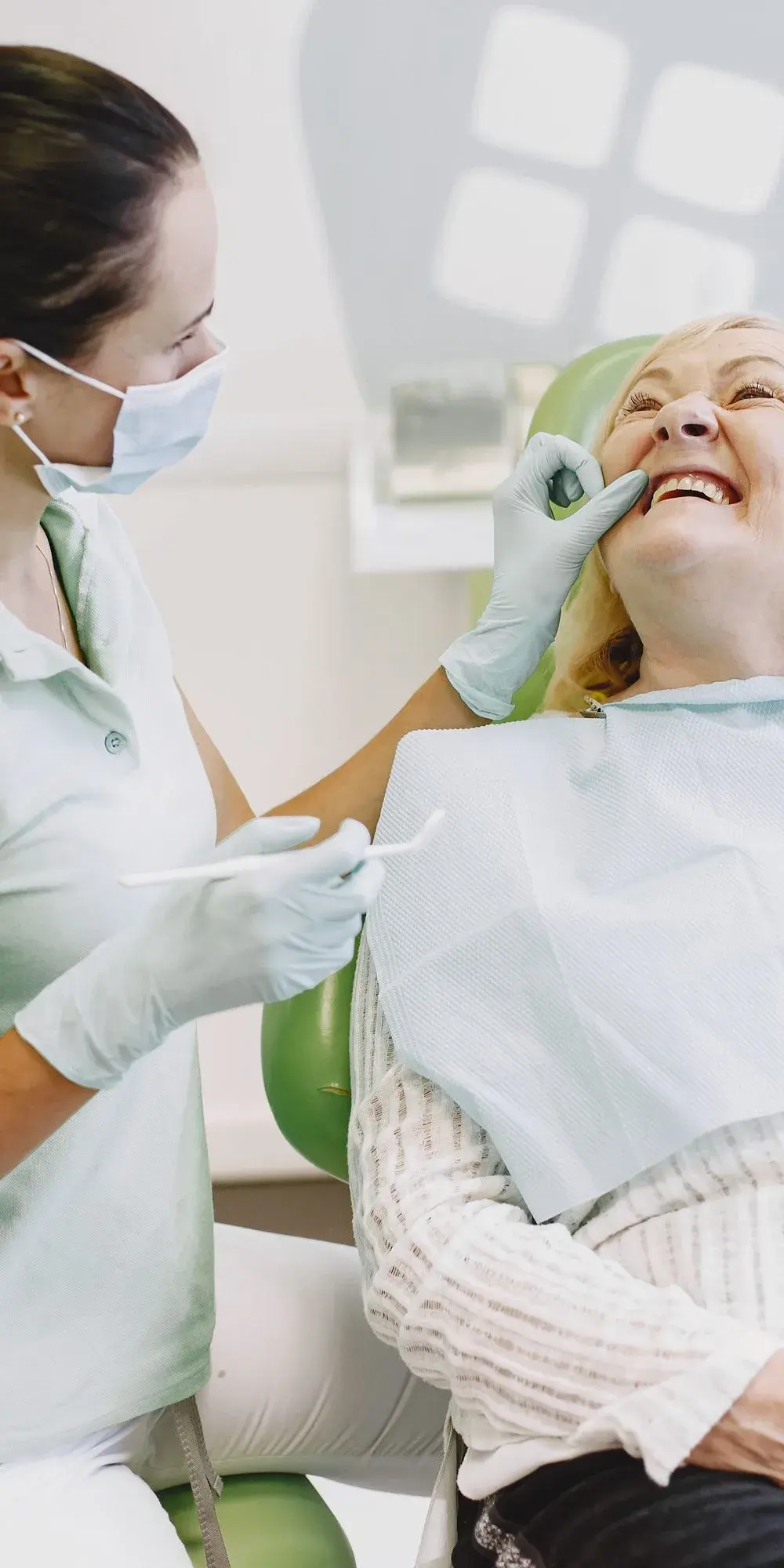 Dentista examinando paciente coberta pelo plano odontológico Bradesco