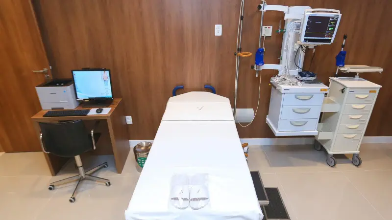 Consultório da emergência do DF Star, com maca, monitor e computador