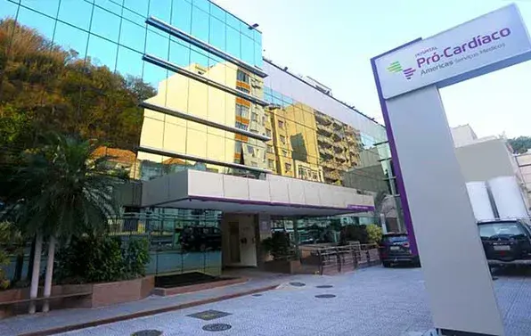 Entrada do Hospital Pró-Cardíaco, com totem e fachada espelhada em Botafogo