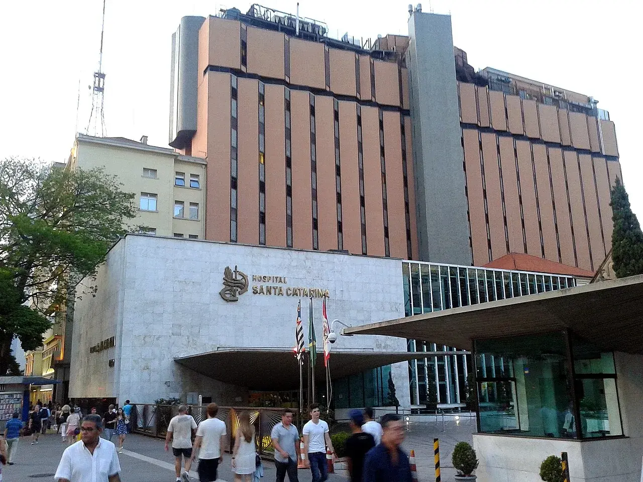 Entrada de hospital paulistano, parte da rede credenciada Bradesco Saúde