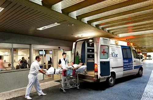 Ambulância do HCor na entrada do pronto-socorro, no Paraíso