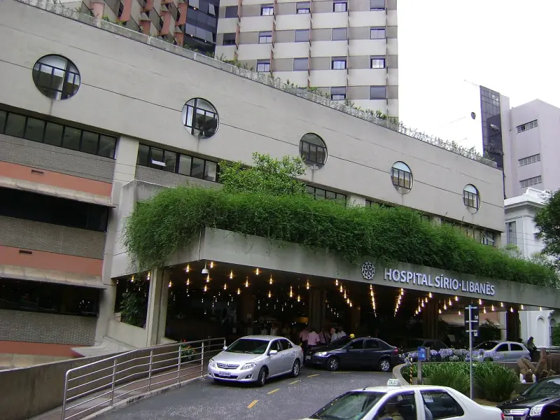 Entrada coberta do Hospital Sírio-Libanês na Rua Dona Adma Jafet, com carros no acesso