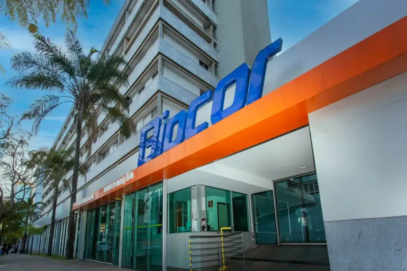 Entrada do Biocor Instituto, com letreiro azul, na Grande Belo Horizonte