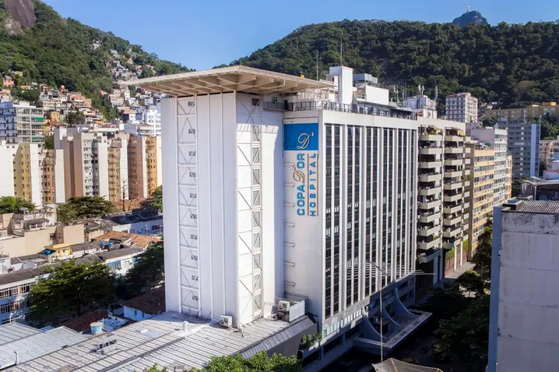 Torre branca do Copa D'Or, em Copacabana, com o Cristo Redentor ao fundo
