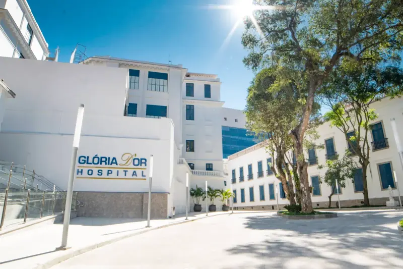 Glória D'Or em dia de sol, maternidade e hospital da rede Flex no Rio