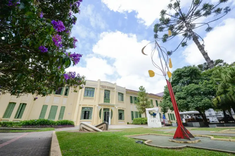 Prédio histórico do Hospital Pequeno Príncipe e seu jardim, em Curitiba