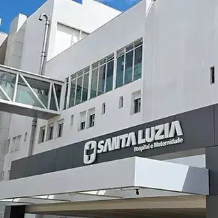 Entrada do Hospital e Maternidade Santa Luzia, em Brasília