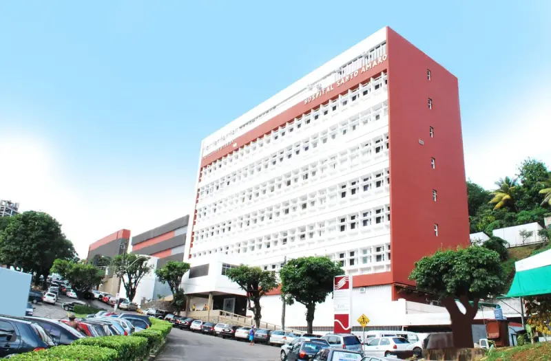 Prédio vermelho e branco do Hospital Santo Amaro, em Salvador