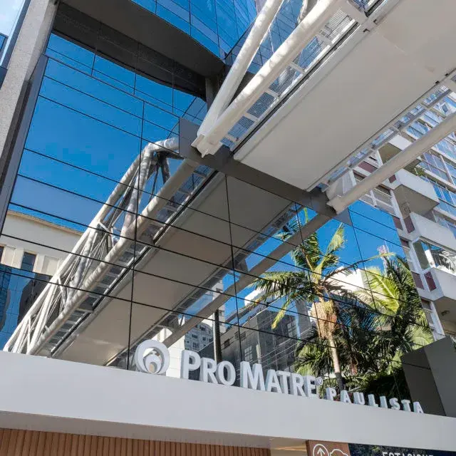 Fachada de vidro da maternidade Pro Matre Paulista, com o letreiro na marquise