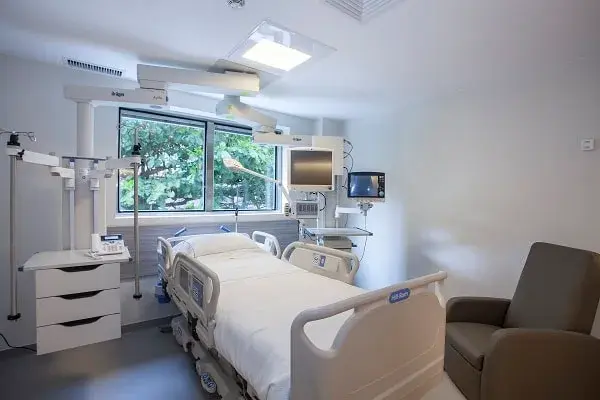 Leito de terapia intensiva do Hospital Copa Star, com janela e poltrona