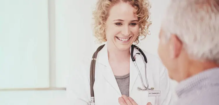 Banner oficial Bradesco Seguros com médica atendendo paciente mais velho