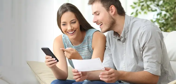 Banner oficial Bradesco Seguros com casal conferindo valores do plano de saúde no celular