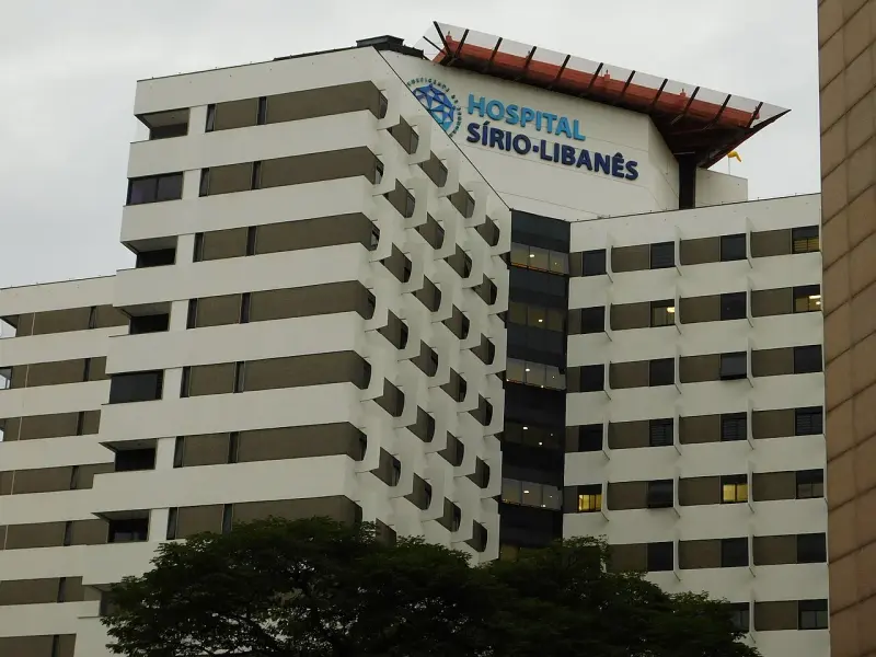 Bloco do Hospital Sírio-Libanês com fachada branca, janelas escalonadas e o letreiro no alto