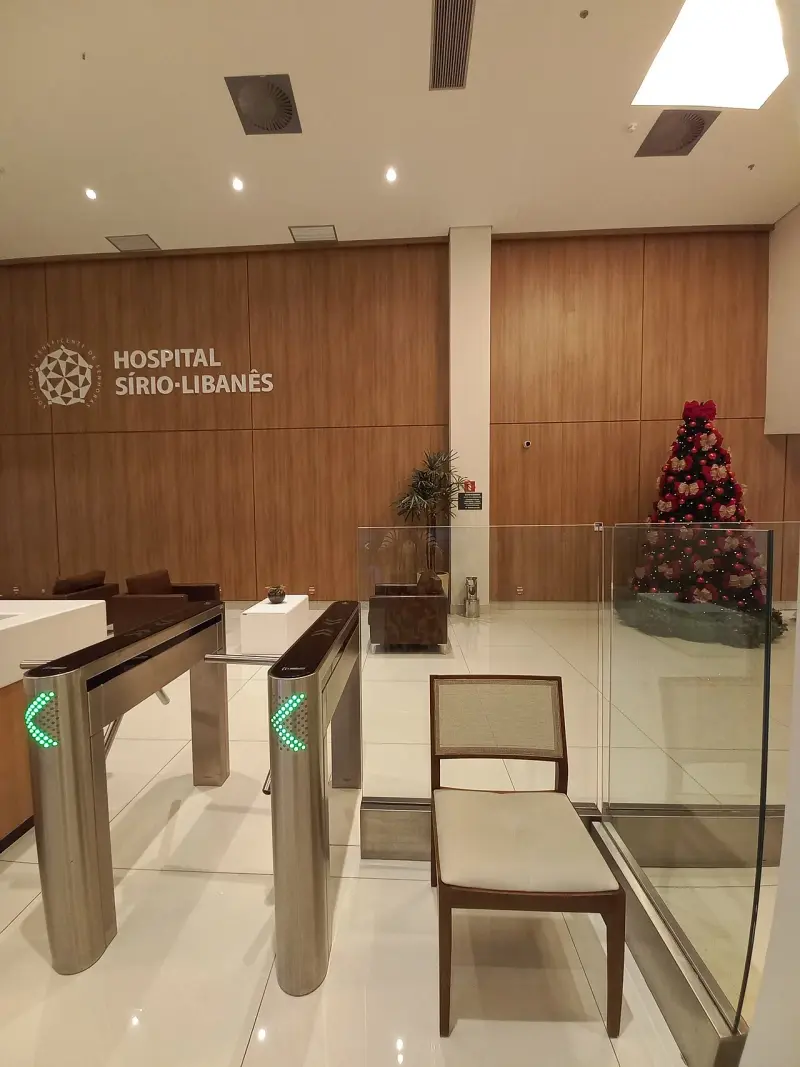 Recepção com catracas do Hospital Sírio-Libanês em Brasília
