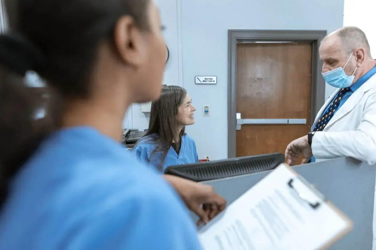 Equipe de saúde na recepção de hospital da rede Bradesco Saúde Efetivo Plus