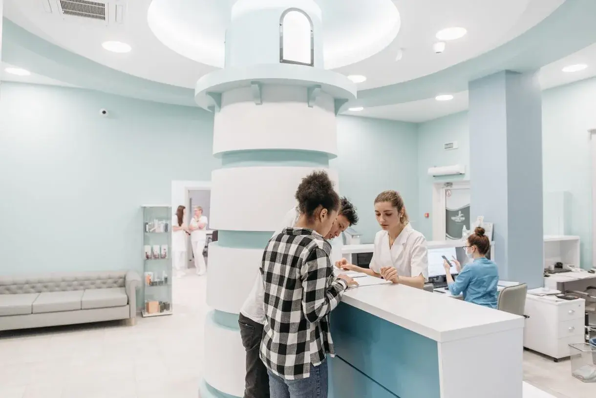Recepção de hospital da rede do Bradesco Saúde Nacional Plus