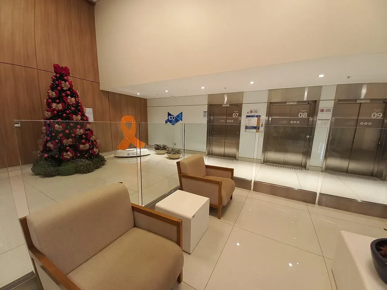 Saguão dos elevadores do Hospital Sírio-Libanês em Brasília, com poltronas