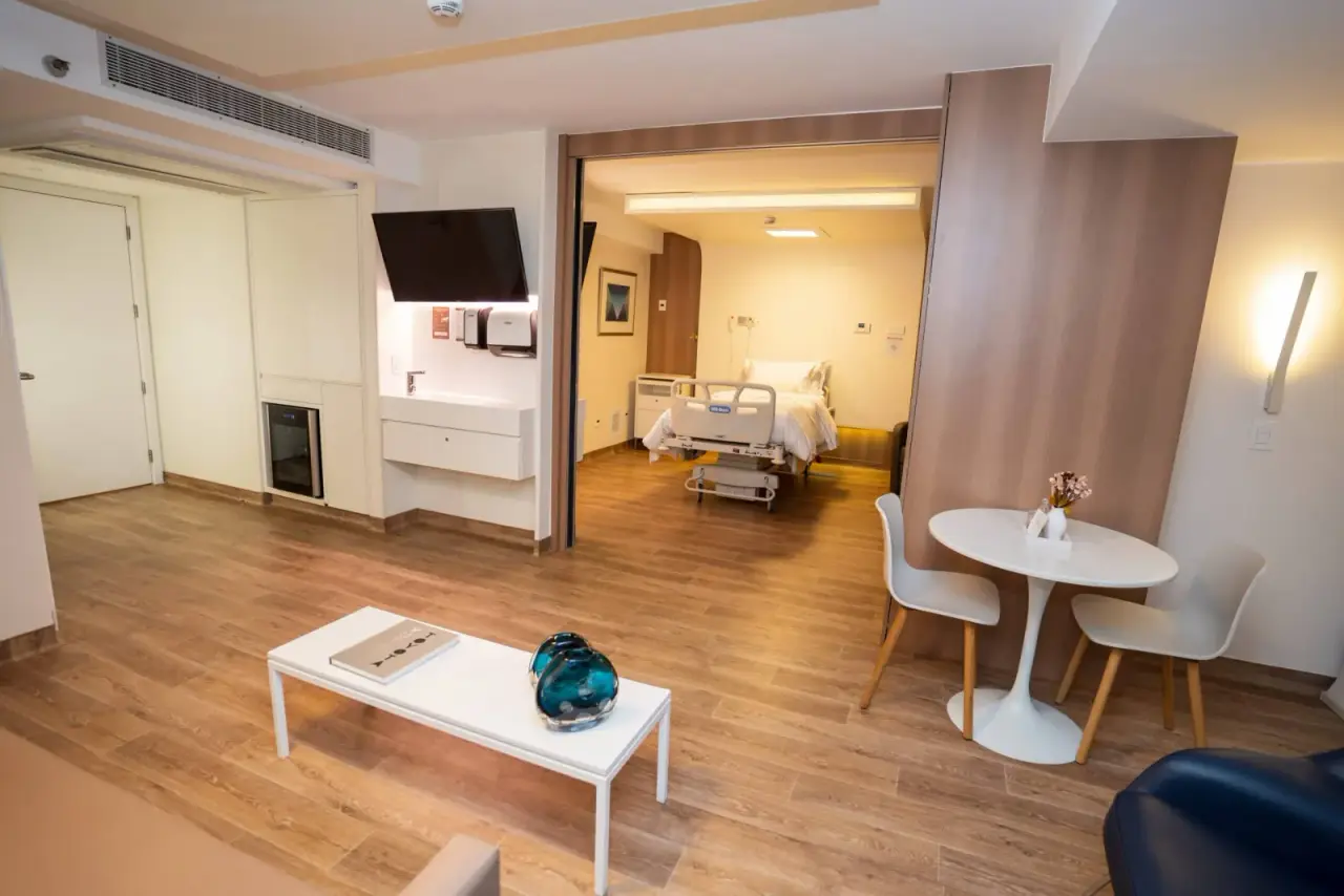 Suíte do Hospital Copa Star, com sala de estar separada do quarto