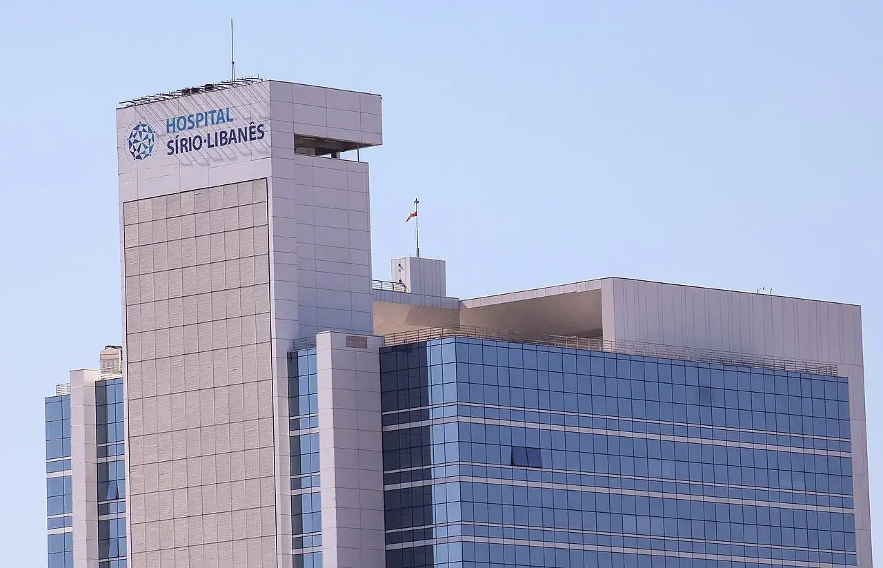 Torre do Hospital Sírio-Libanês com o letreiro, vista do MASP, na Bela Vista