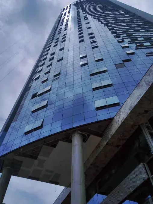 Torre envidraçada do Complexo Órion vista de baixo, em Goiânia